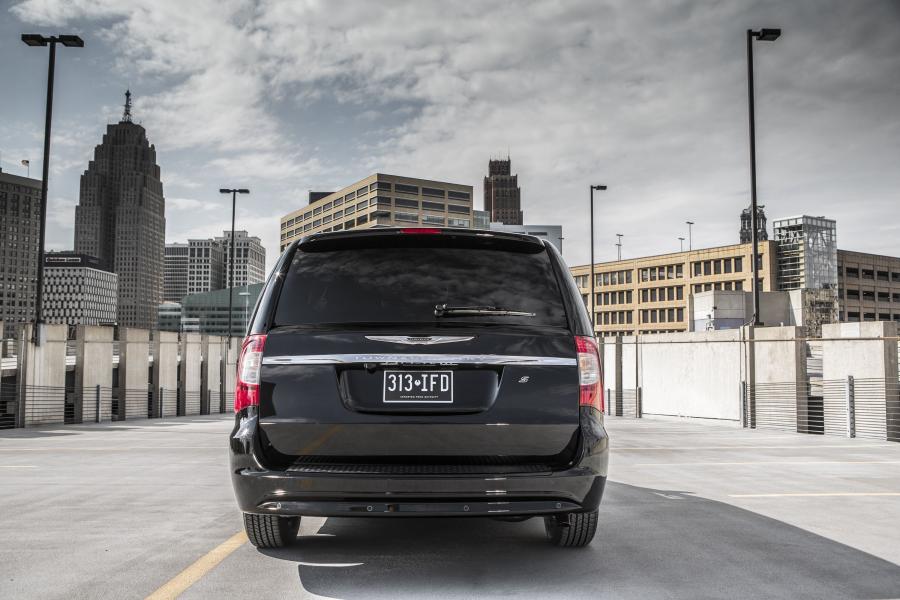  Chrysler Town & Country S 2013 года  (фото 8 из 12)
